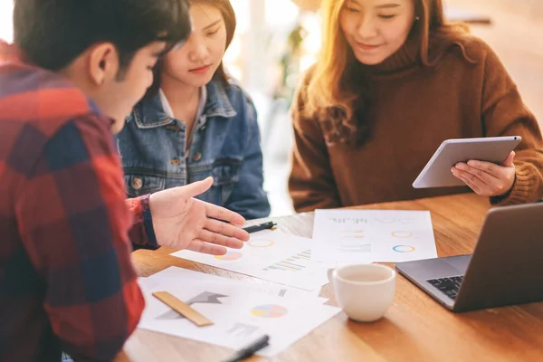 Tres Asiático Hombre Negocios Trabajando Discutiendo Negocios Juntos Una Reunión — Foto de Stock