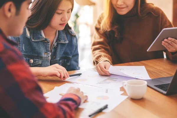 Drie Aziatische Zakenman Werken Bespreken Zaken Samen Een Vergadering — Stockfoto