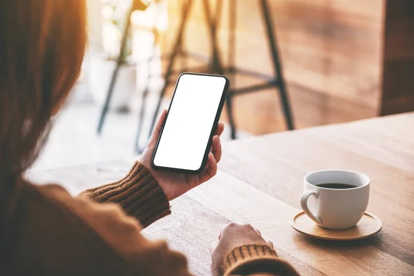 Obrázek Ženy Držící Černý Mobilní Telefon Prázdnou Obrazovkou Šálkem Kávy — Stock fotografie