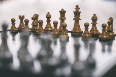 Satranç tahtasındaki gümüş ve altın renkli satranç setinin yakın plan görüntüsü