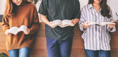 Üç genç insan birlikte kitap okumaktan hoşlanıyordu.