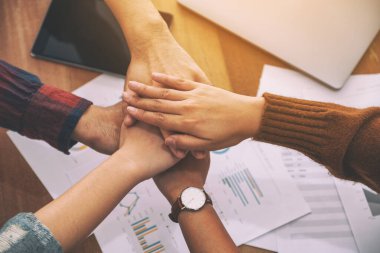 Toplantıda ellerini birleştiren iş adamının en iyi görüntüsü.