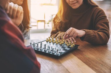 Birlikte hareket eden ve satranç oynayan insanların yakın plan görüntüsü