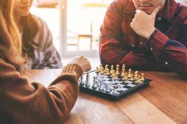 Birlikte hareket eden ve satranç oynayan insanların yakın plan görüntüsü