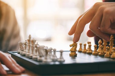 Birlikte hareket eden ve satranç oynayan insanların yakın plan görüntüsü