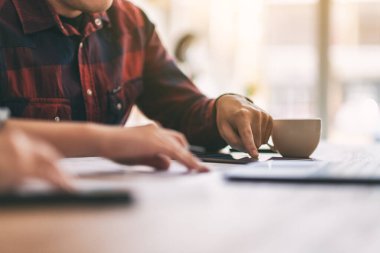 Tablet bilgisayarındaki ekranı kullanan ve dokunan bir adamın yakın plan resmi