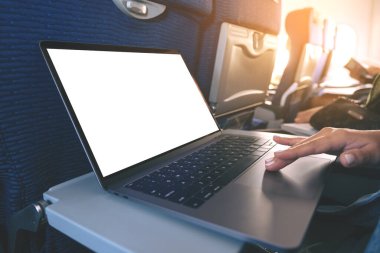 Kabinde otururken bilgisayarın dokunmatik dokunmatik dokunmatik dokunmatik ekranlı boş beyaz masaüstü ekran kullanan bir kadının görüntüsü.