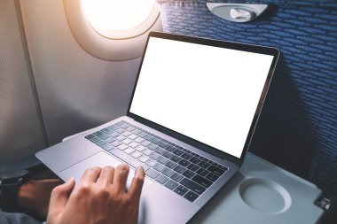 Kabinde otururken bilgisayarın dokunmatik dokunmatik dokunmatik dokunmatik dokunmatik ve boş beyaz masaüstü ekran kullanan bir adamın görüntüsü