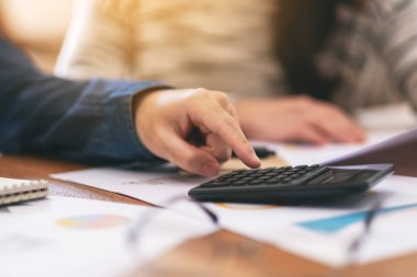 İş toplantısında hesap makinesi kullanan bir iş adamının yakın plan görüntüsü