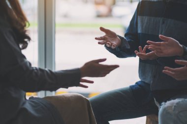 İnsanlar birlikte oturup konuşuyorlar.