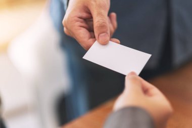 İki işadamı boş kartvizitlerini alıp değiş tokuş ediyor. 