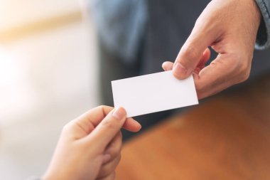 İki işadamı boş kartvizitlerini alıp değiş tokuş ediyor. 
