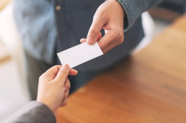İki işadamı boş kartvizitlerini alıp değiş tokuş ediyor. 