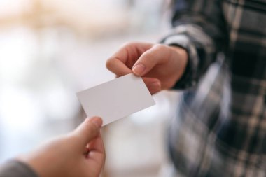 İki işadamı boş kartvizitlerini alıp değiş tokuş ediyor. 