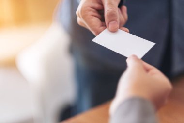 İki işadamı boş kartvizitlerini alıp değiş tokuş ediyor. 