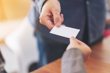 İki işadamı boş kartvizitlerini alıp değiş tokuş ediyor. 