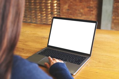 Boş beyaz masaüstü ekranı ve ahşap masadaki dokunmatik dokunmatik el görüntüsü. 