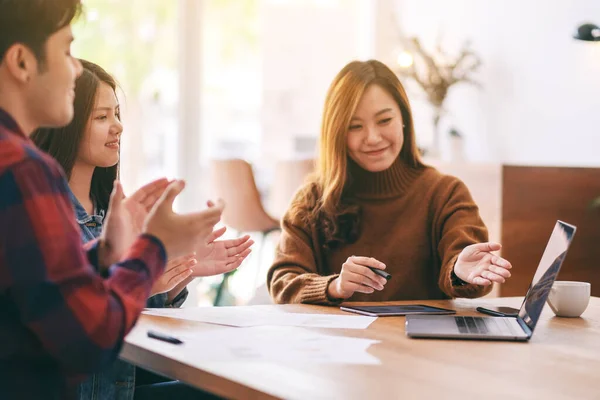 Drie Aziatische Zakenman Werken Presenteren Van Zaken Een Vergadering — Stockfoto