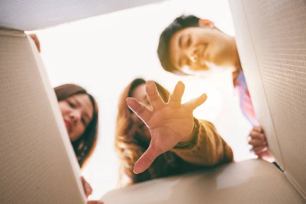 Grupo Jóvenes Abriendo Agarrando Regalo Caja — Foto de Stock