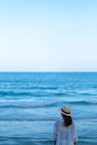 Una Mujer Pie Playa Mirando Hermoso Mar Cielo Azul Solo — Foto de Stock
