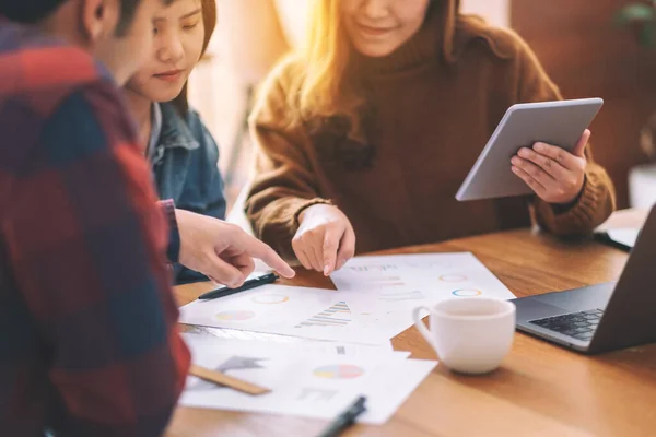 Tres Asiático Hombre Negocios Trabajando Discutiendo Negocios Juntos Una Reunión — Foto de Stock