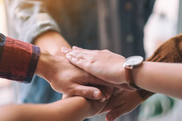 Imagen Primer Plano Del Hombre Negocios Poniendo Sus Manos Juntas — Foto de Stock