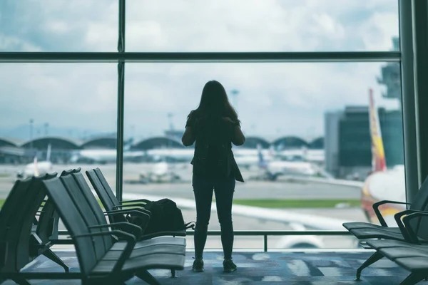 Μια Γυναίκα Ταξιδιώτη Σακίδιο Στο Αεροδρόμιο — Φωτογραφία Αρχείου