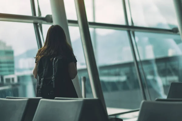 Una Viajera Sentada Esperando Con Mochila Aeropuerto — Foto de Stock