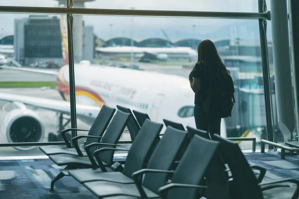 Kvinnlig Resenär Med Ryggsäck Flygplatsen — Stockfoto