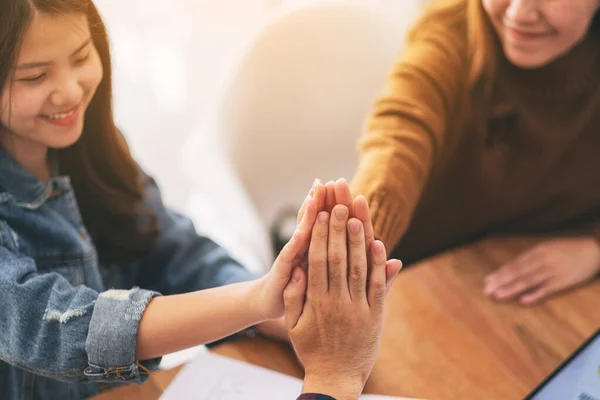 Hombre Negocios Asiático Poniendo Sus Manos Juntas Reunión — Foto de Stock