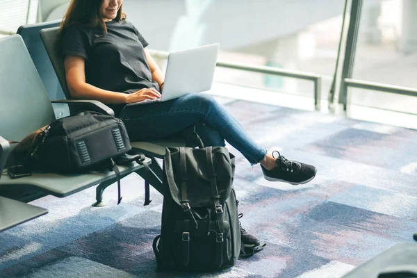 Kvinna Resenär Som Använder Bärbar Dator När Sitter Flygplatsen — Stockfoto