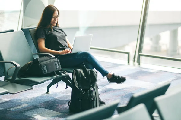 Kvinna Resenär Som Använder Bärbar Dator När Sitter Flygplatsen — Stockfoto