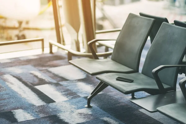 Επιβάτης Έχασε Κινητό Τηλέφωνο Στην Καρέκλα Του Αεροδρομίου — Φωτογραφία Αρχείου