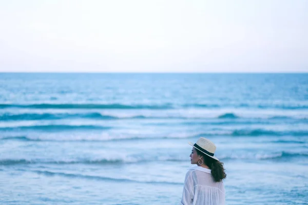 Una Mujer Pie Playa Mirando Hermoso Mar Cielo Azul Solo — Foto de Stock