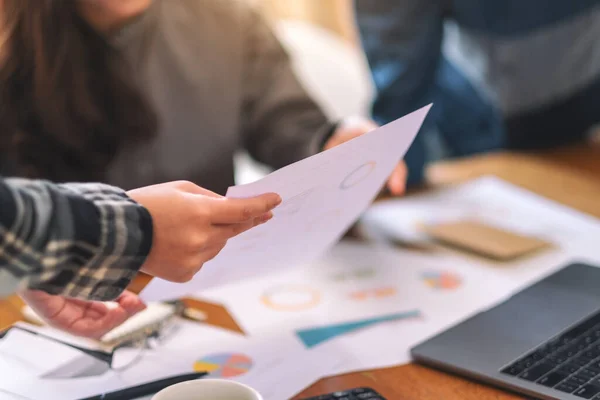 Groep Van Zakenmensen Die Samen Zaken Doen Bespreken Een Vergadering — Stockfoto