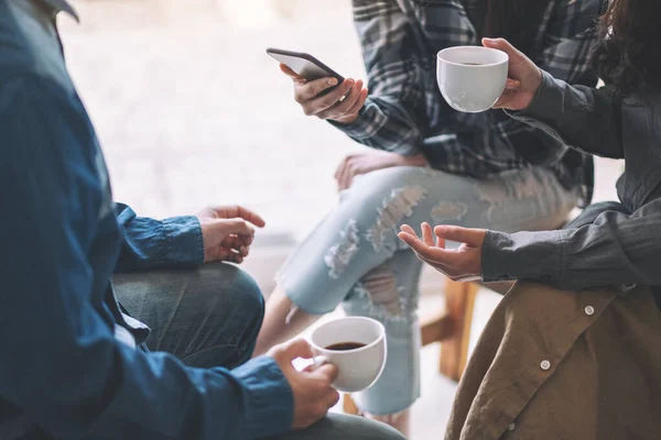 電話や会話 コーヒーを飲みながら — ストック写真