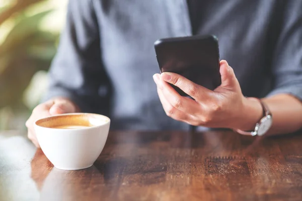 Imagen Cerca Una Mujer Sosteniendo Usando Teléfono Móvil Mientras Bebe — Foto de Stock