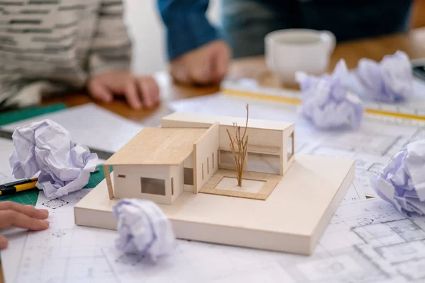 Egy Építészcsoport Kudarcot Vallott Miközben Építészeti Modellen Bolti Rajzpapíron Dolgozott — Stock Fotó