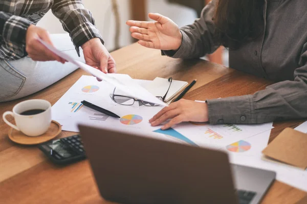 Grupo Empresarios Trabajando Discutiendo Negocios Juntos Una Reunión — Foto de Stock