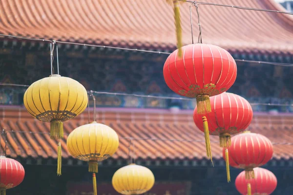 Färgglada Lampor Som Hänger Runt Det Kinesiska Templet — Stockfoto