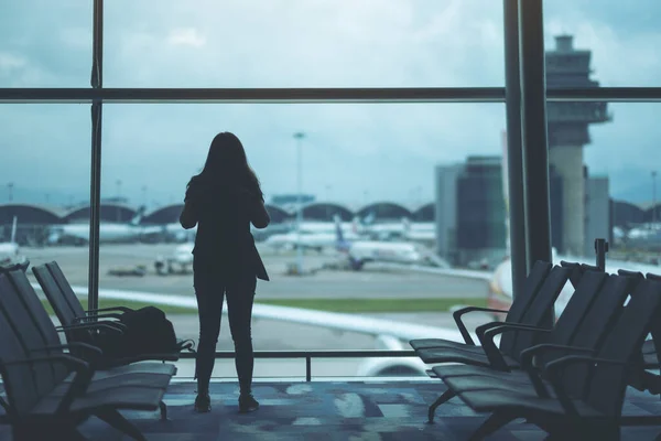 Οπίσθια Εικόνα Ενός Ταξιδιώτη Γυναίκα Σακίδιο Στο Αεροδρόμιο — Φωτογραφία Αρχείου