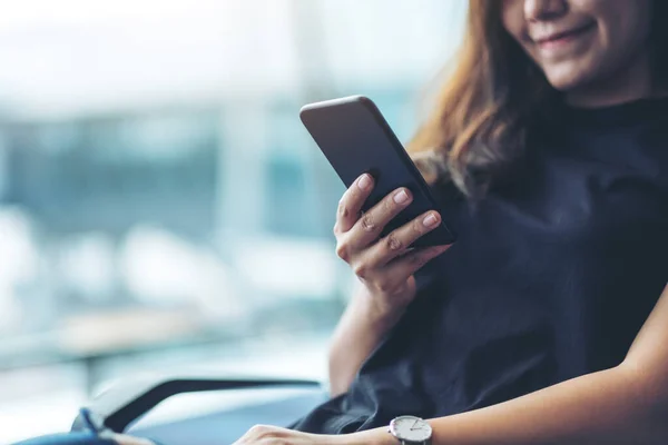 Una Mujer Viajera Usando Teléfono Móvil Mientras Está Sentada Aeropuerto —  Fotos de Stock