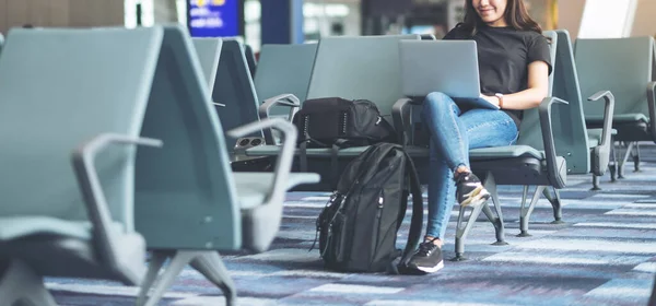 Kvinna Resenär Som Använder Bärbar Dator När Sitter Flygplatsen — Stockfoto