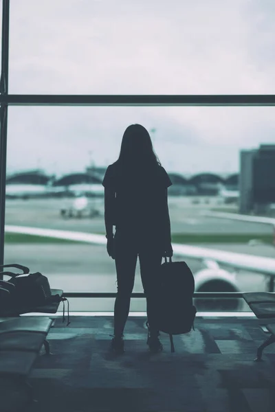 Vista Trasera Una Mujer Viajera Con Mochila Aeropuerto — Foto de Stock