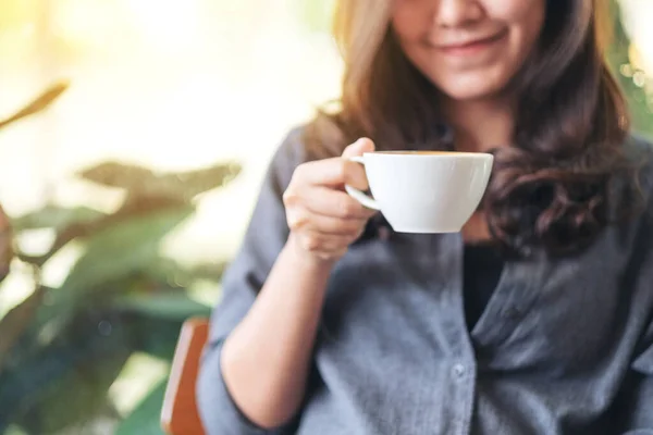 Imagem Close Uma Mulher Bonita Segurando Bebendo Café Quente Café — Fotografia de Stock