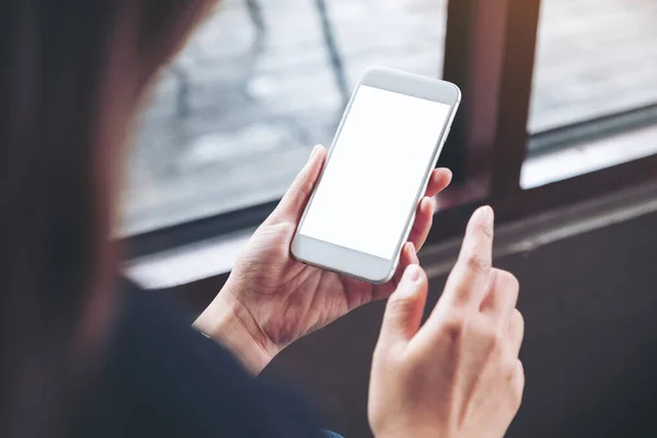 Макет Жінки Тримає Білий Мобільний Телефон Порожнім Екраном Стільниці Кафе — стокове фото