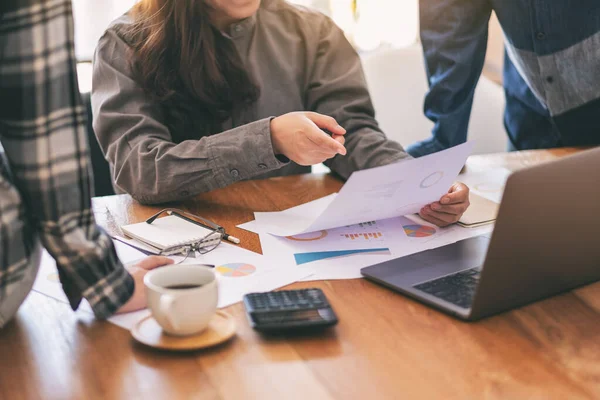 Grupo Empresarios Trabajando Discutiendo Negocios Juntos Una Reunión — Foto de Stock