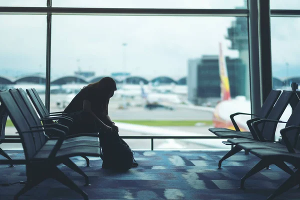 Μια Γυναίκα Ταξιδιώτης Προετοιμασία Και Συσκευασίας Τσάντα Της Στο Αεροδρόμιο — Φωτογραφία Αρχείου