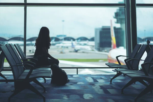 Μια Γυναίκα Ταξιδιώτη Σακίδιο Κάθεται Και Περιμένει Στο Αεροδρόμιο — Φωτογραφία Αρχείου