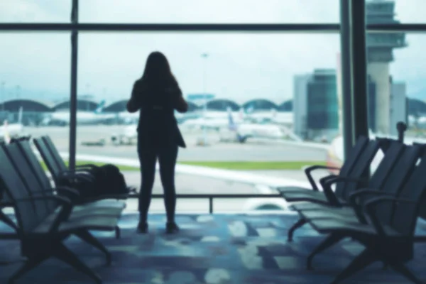 Retrovisore Immagine Una Donna Viaggiatore Con Zaino Aeroporto — Foto Stock